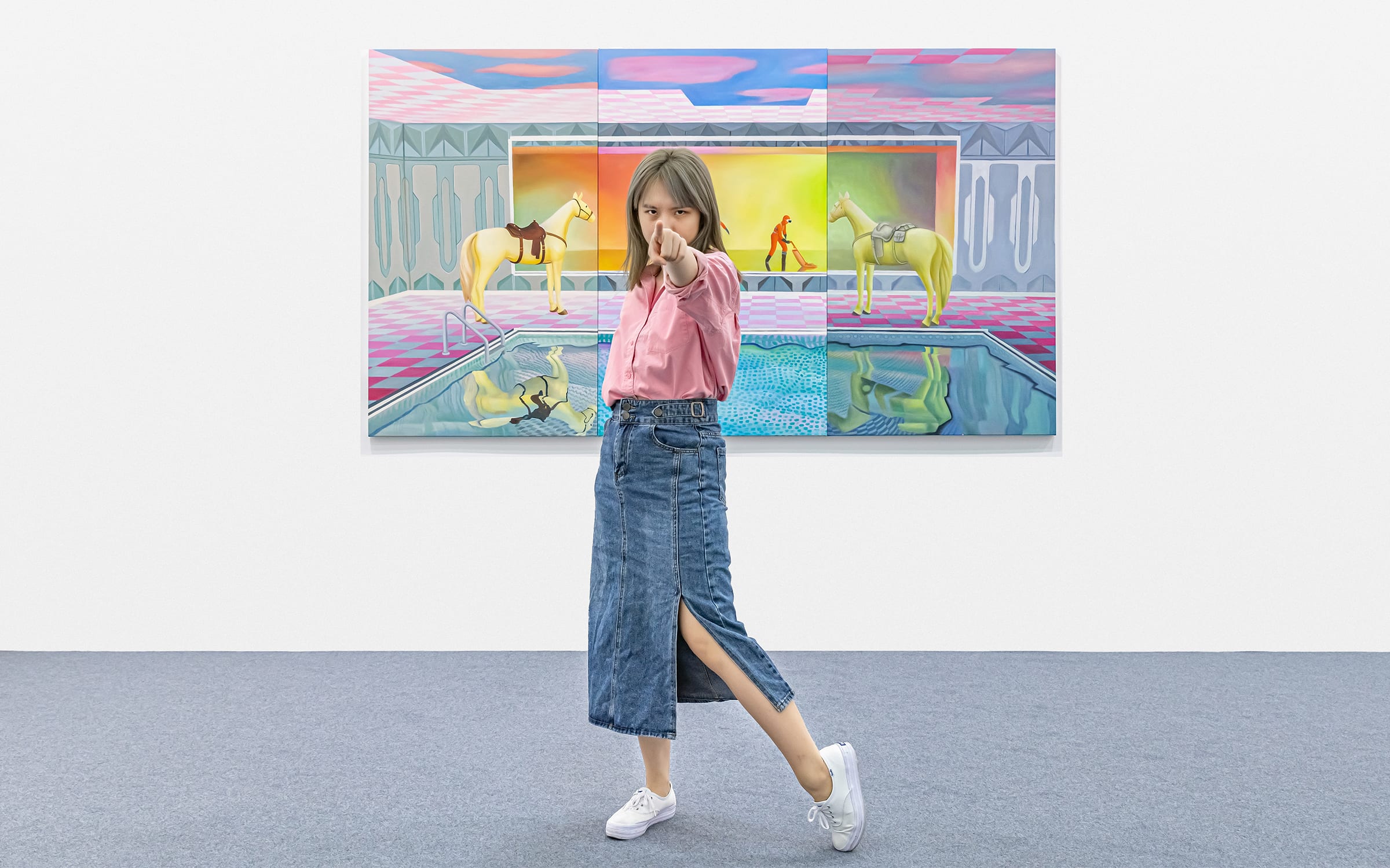 Mak2 pose devant l'une de ses oeuvres à la galerie de Sarthe à Hong Kong. Avec l'aimable permission de l'artiste et de de Sarthe.