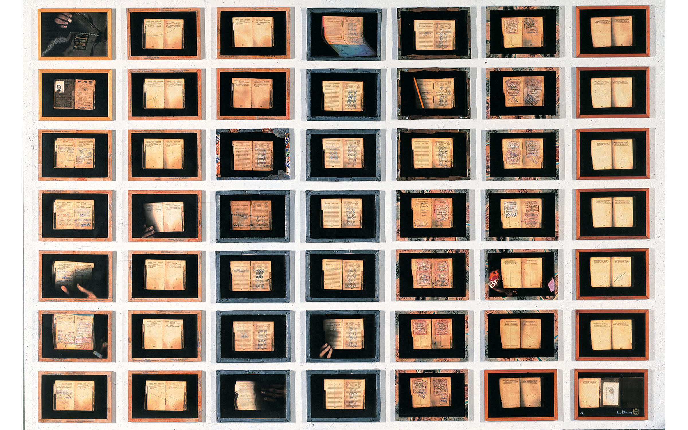Sue Williamson《For 30 Years Next to his Heart》（ 1990）；圖片由藝術家及位於開普敦、約翰內斯堡及倫敦的Goodman藝廊提供