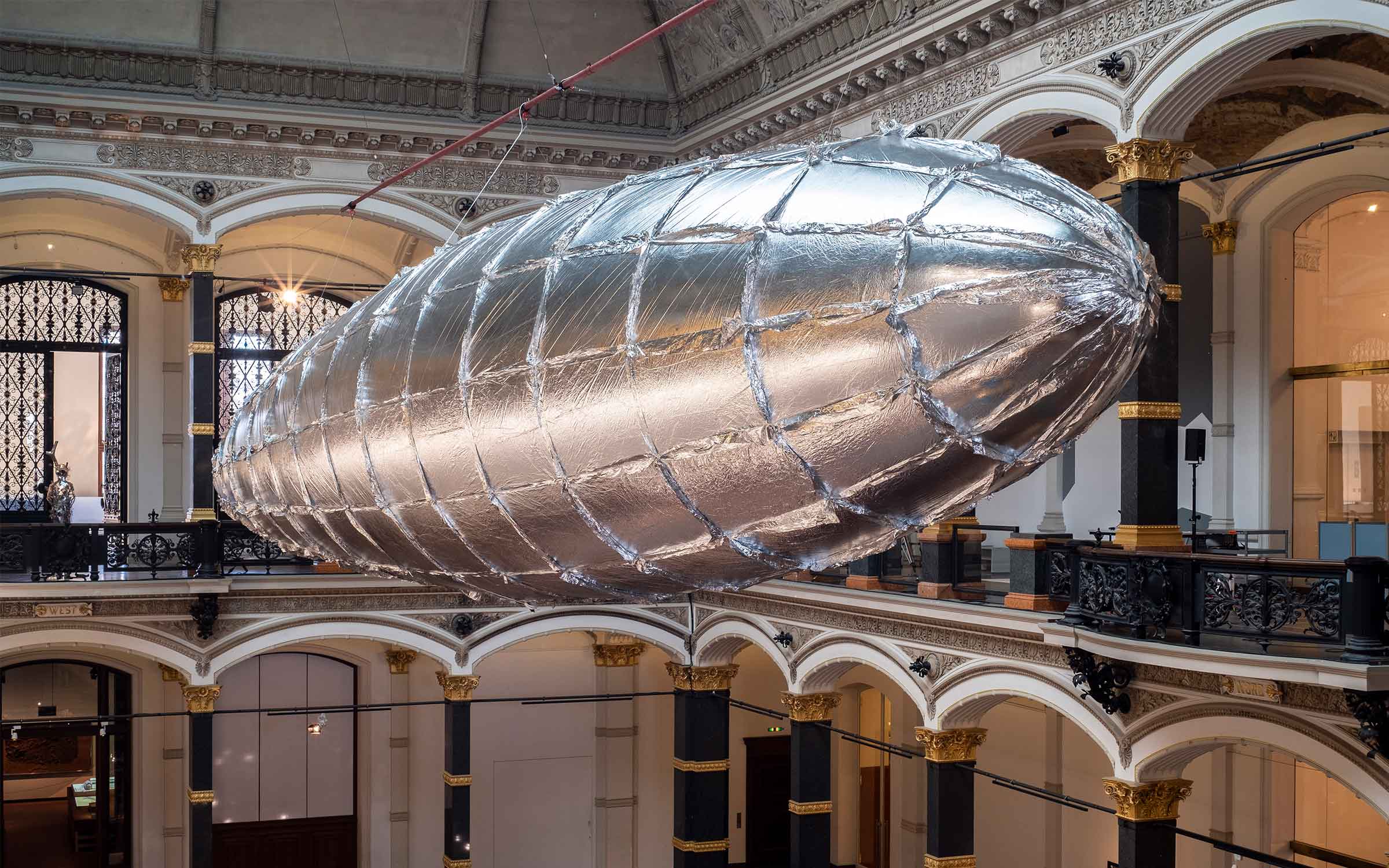 2018 李昢於柏林馬丁葛羅比烏斯博物館 「Lee Bul: Crash」 展覽現場。李昢《Willing To Be Vulnerable - Metalized Balloon》(2015–2016)。圖片由 Mathias Völzke 提供