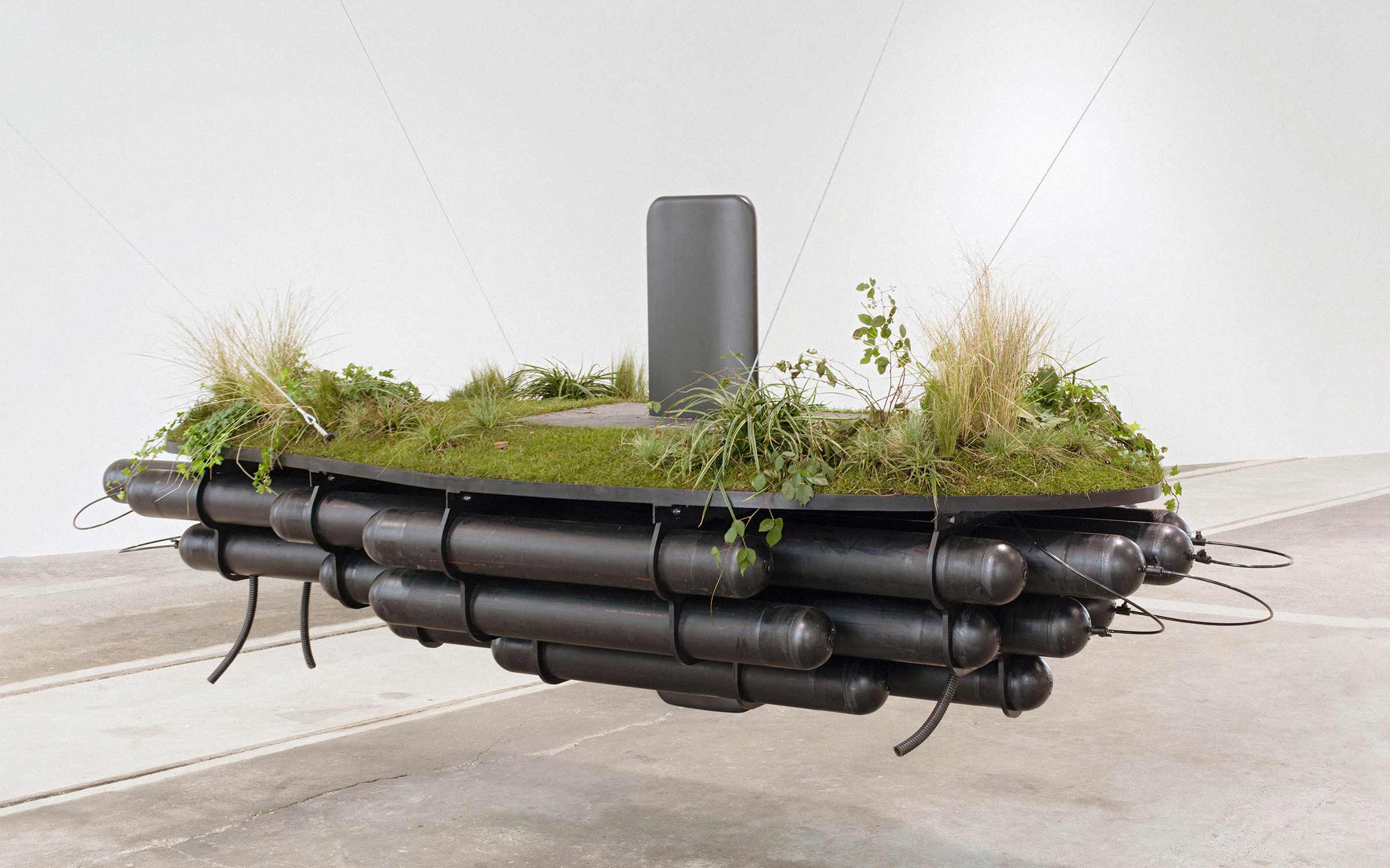 Simon Starling《漂浮花園計劃（小斯巴達之後）》（2011/2015）。圖片由藝術家及neugerriemschneider（柏林）提供