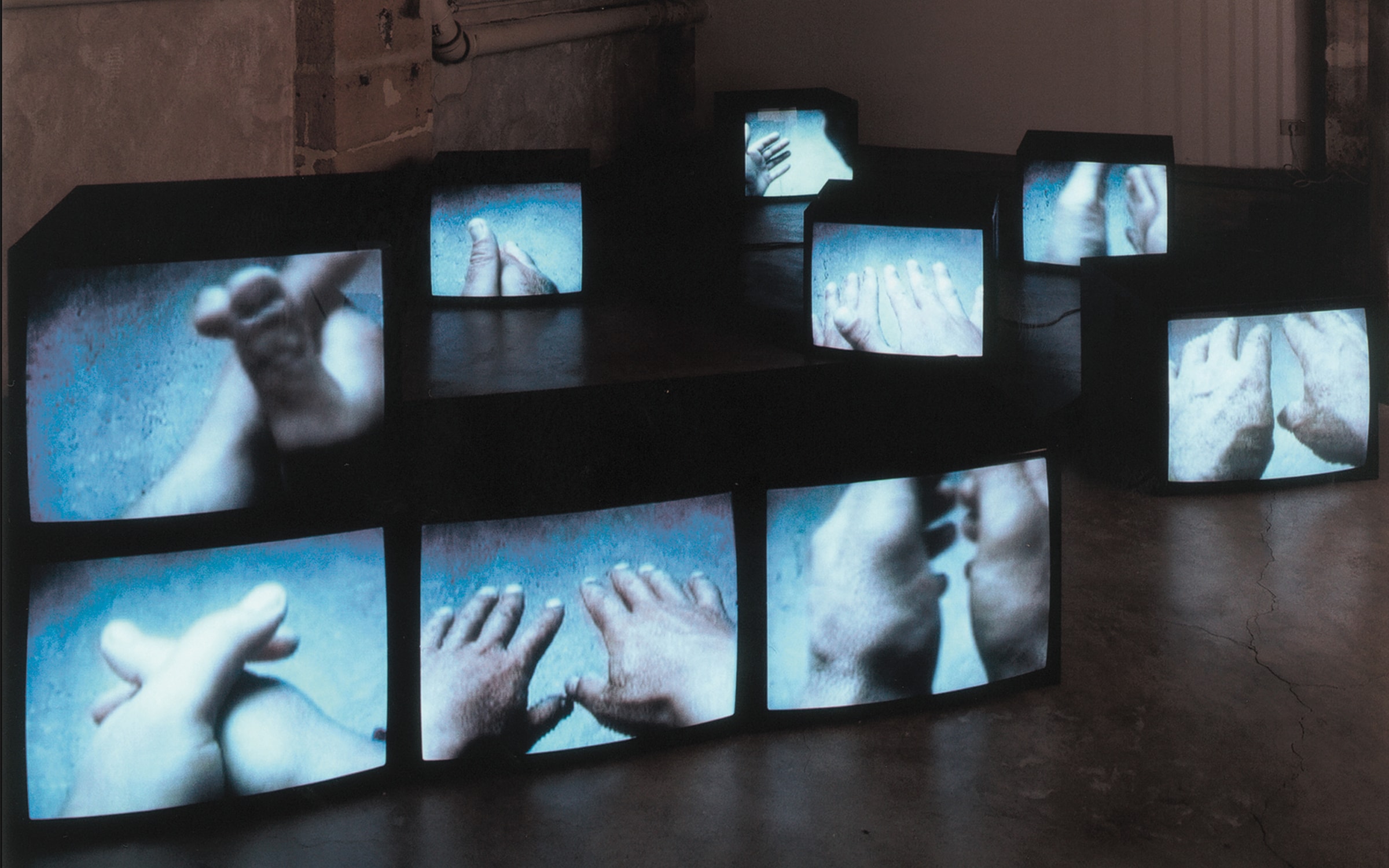 Melik Ohanian, The Hand, 2002. Photographie de Florian Kleinefenn. Avec l’aimable autorisation de l’artiste et de la Galerie Chantal Crousel. © Melik Ohanian/A. DAGP, Paris (2023). 