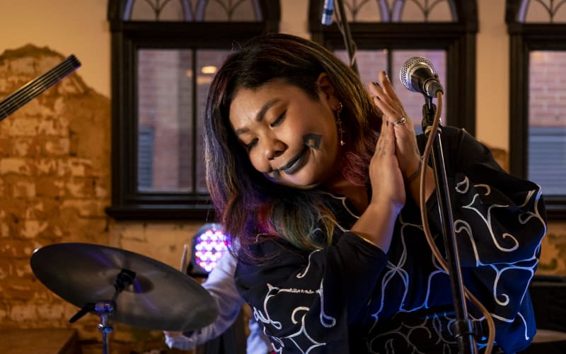 Indigenous songs: performance by Mayunkiki