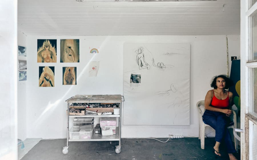 Entre peinture et performance : découvrez l’art de Dalila Dalléas Bouzar