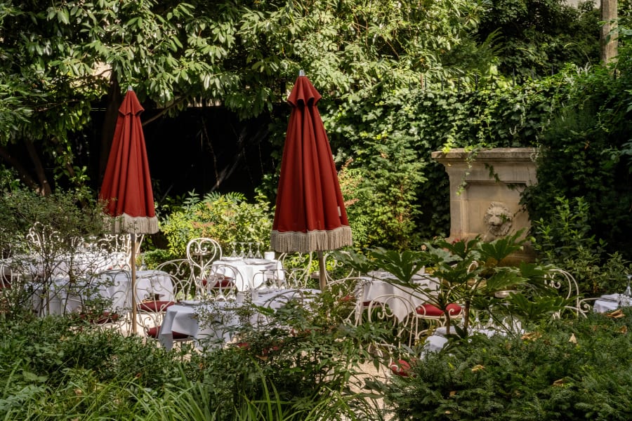 Where do artists eat, drink, and dance in Paris?
