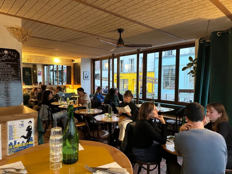 Where do artists eat in Paris?