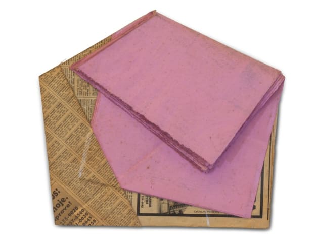 Relevo (rosa/papel jornal)