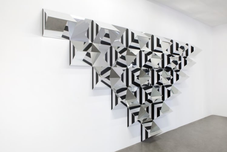 Pyramidal, haut-relief, travail in situ - A 4