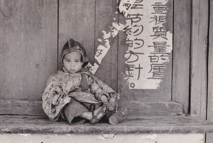 Agnès Varda  Chine, Enfant assis et slogan d'économie politique
