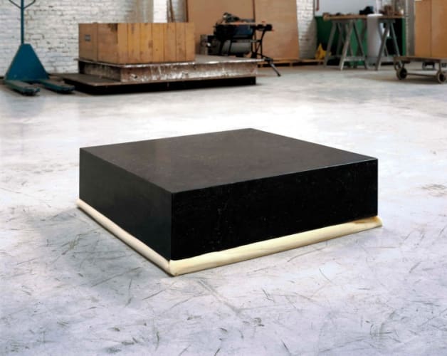 Un bloc de pierre de 80x80x20cm sur un bloc de polyuréthane de 80x80x23cm