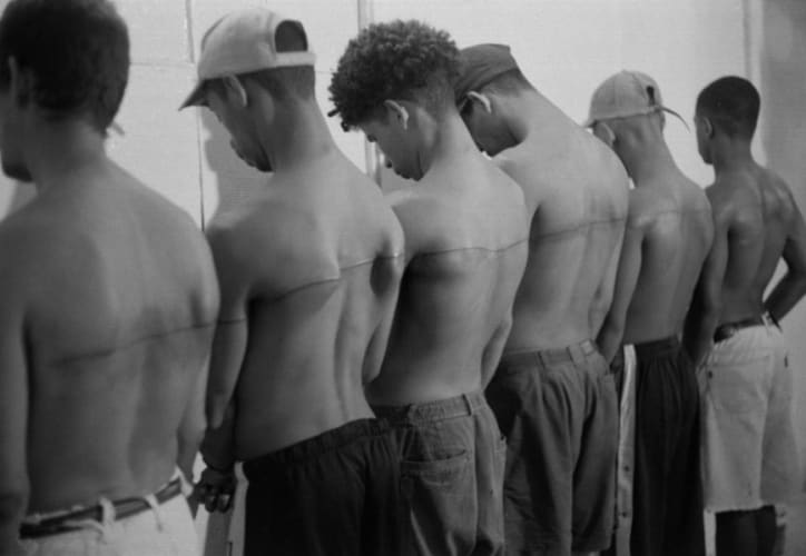 Eine 250 cm lange Linie, tätowiert auf 6 bezahlte Personen, 1999, Havanna, Cuba