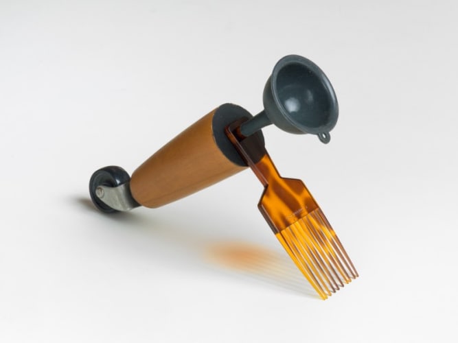 Catachresis ♯68  (leg of the chair, teeth of the comb, neck of the funnel)