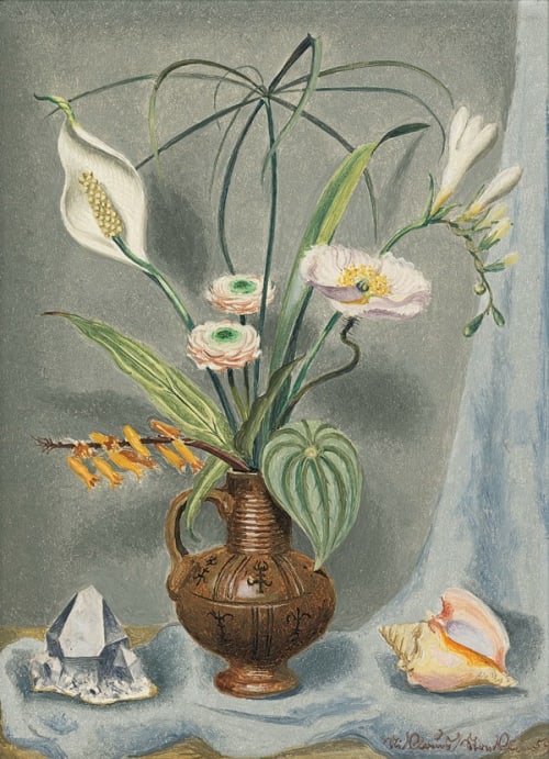 Blumenstillleben mit Muschel und Bergkristall