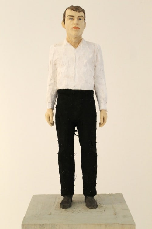Mann mit schwarzer Hose & Weißen Hemd