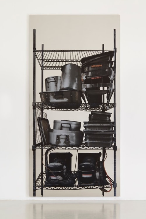 Scaffali - contenitori metallici e motori (Shelves – metal containers and motors)