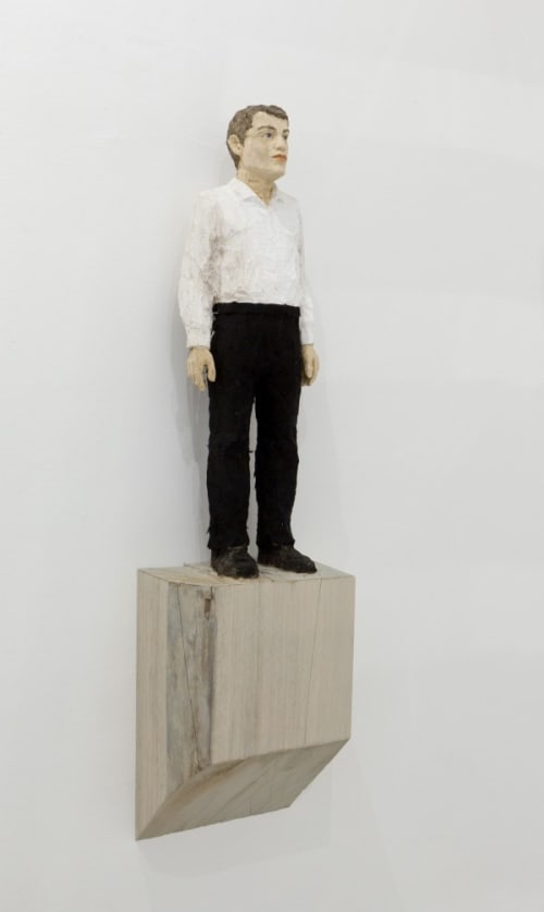 Mann in schwarzer Hose und weißem Hemd