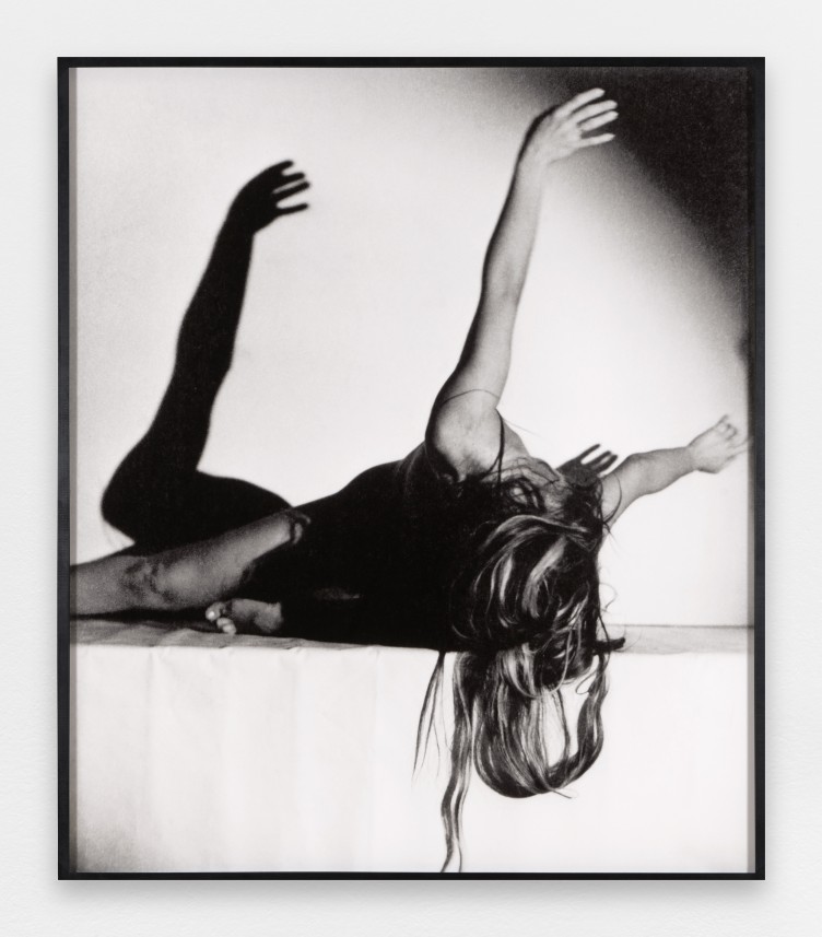 Corps-sculpture sans visage en mouvement dansant avec son ombre n°6 1967-2020