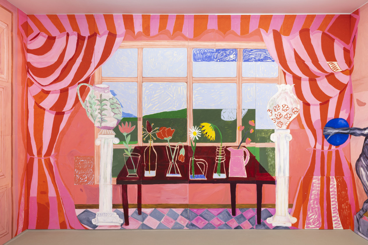 Intérieur rose, vue sur campagne et rideaux rayés
