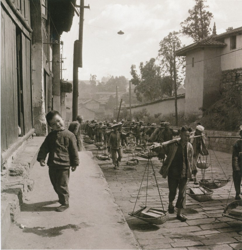 Garçonnet, quand passent des prisonniers au travail (Kunming, 1957)
